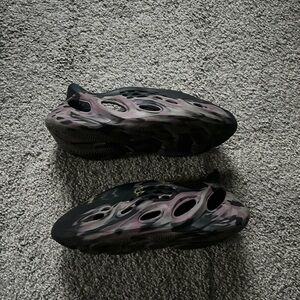 Adidas Yeezy Foam Runner MX Carbon